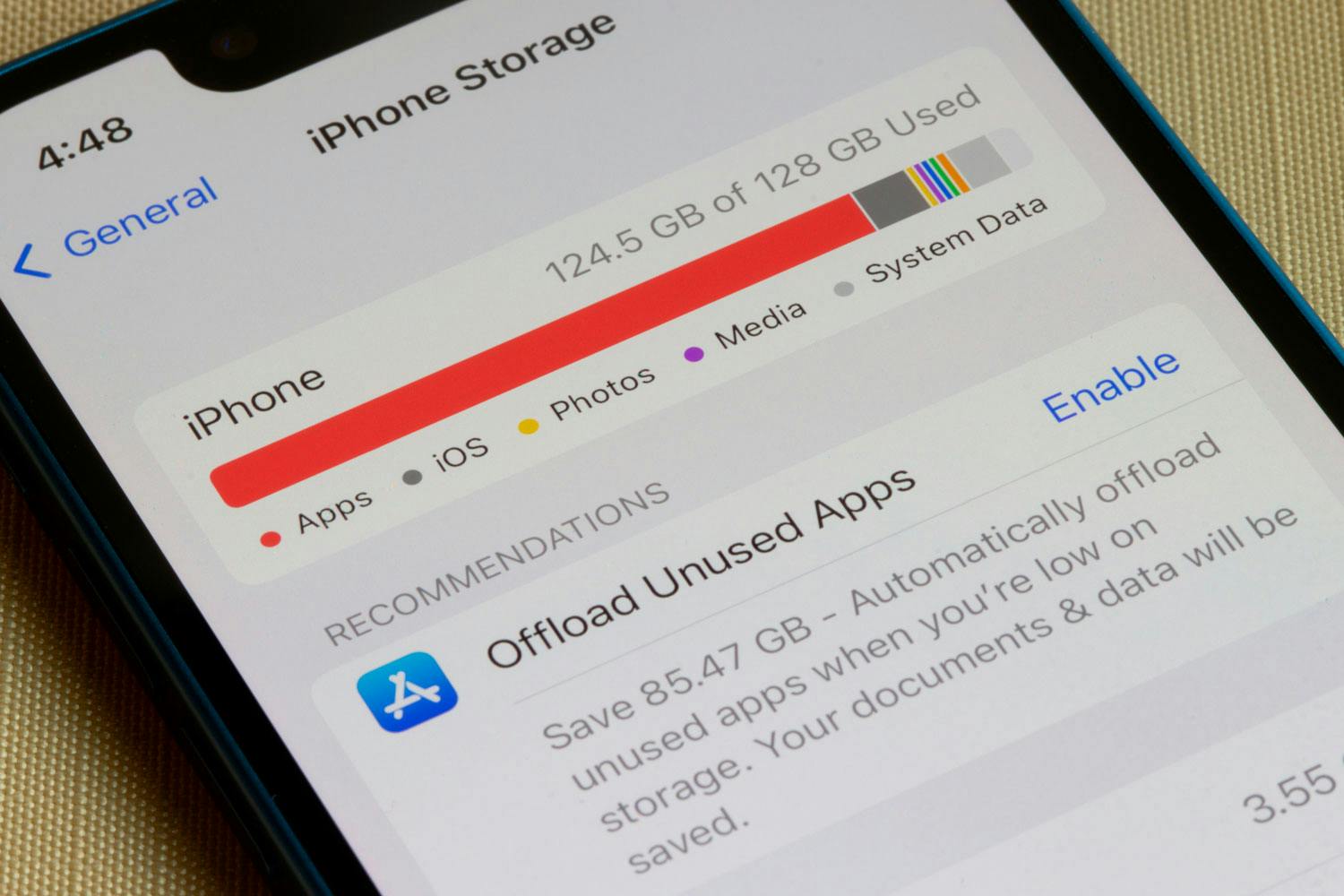iCloud anbefalinger. Der kan være nemme gigabytes at spare, hvis du følger de råd iPhone giver til at rydde op i iCloud.